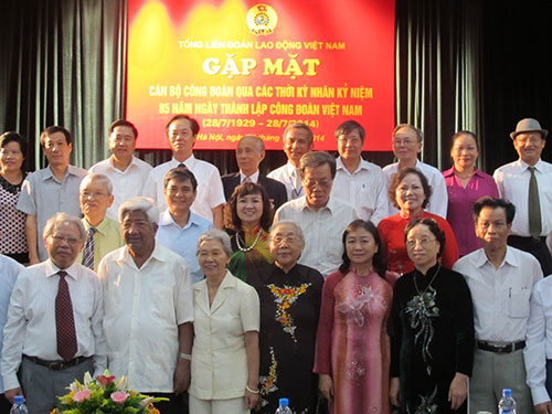 ປະທານປະເທດ ເຈືອງເຕີນຊາງ ພົບປະກັບການນຳກຳມະບານຂັ້ນຮາກຖານດີເດັ່ນ